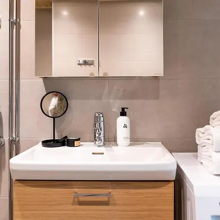 Brand New Stylish Studio - Free Parking! Апартаменты *