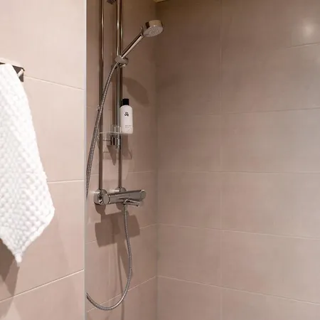 Brand New Stylish Studio - Free Parking! Апартаменты