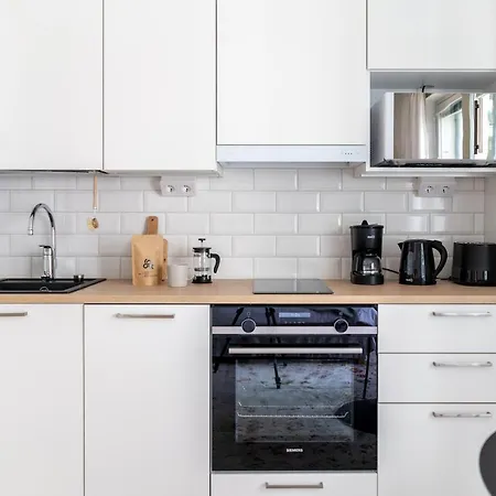 Brand New Stylish Studio - Free Parking! Апартаменты *